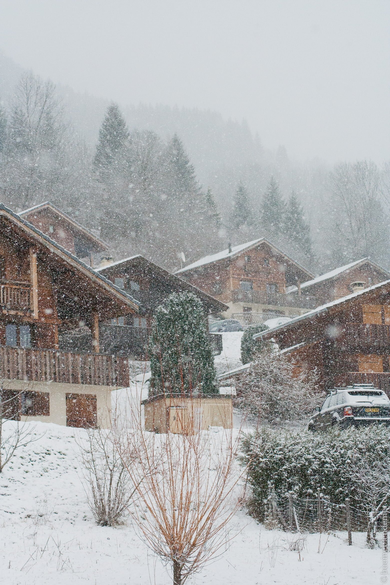 Chalets dans une tempête de neige en Haute-Savoie