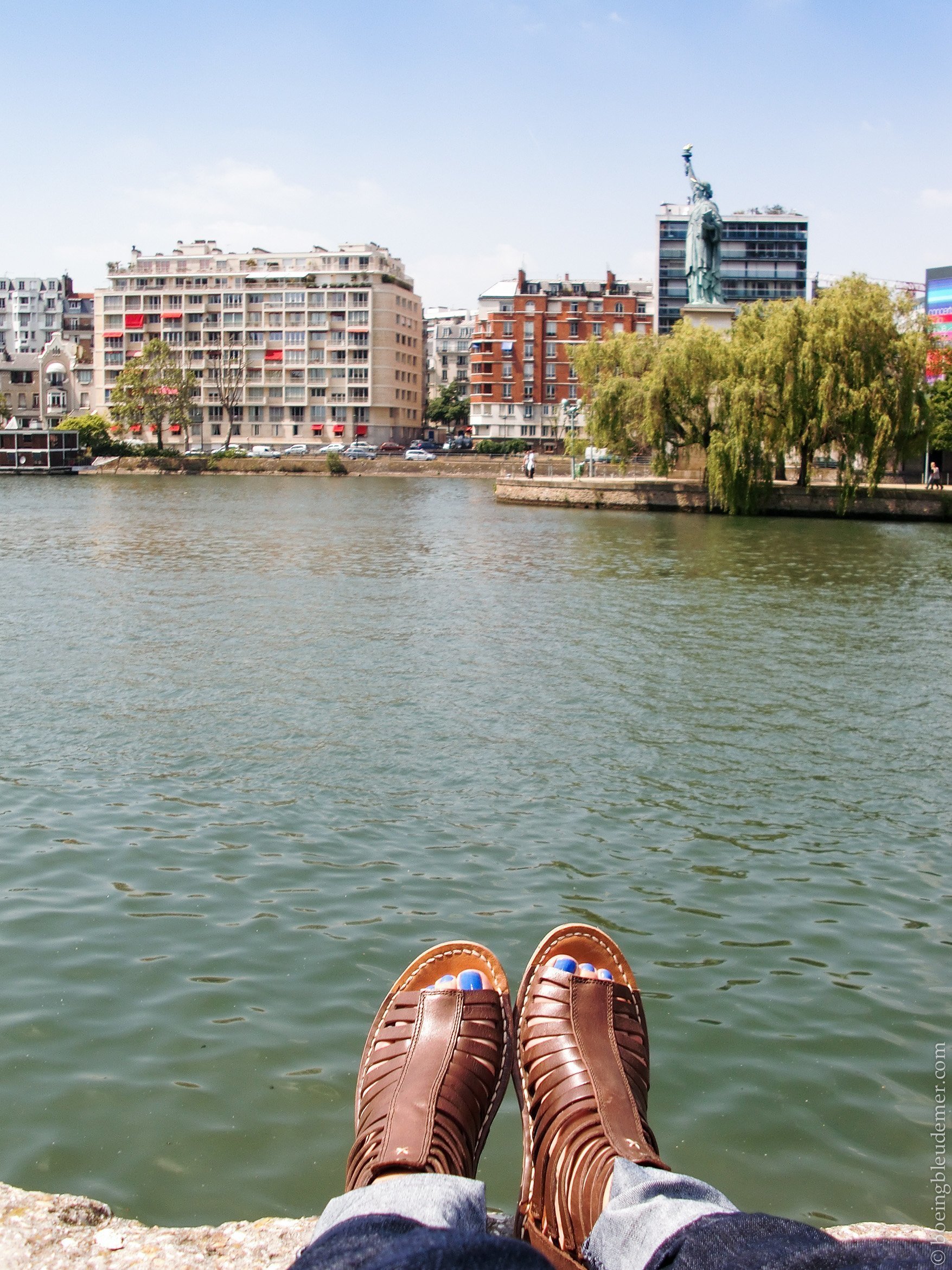 Nouvelles sandales en bord de Seine