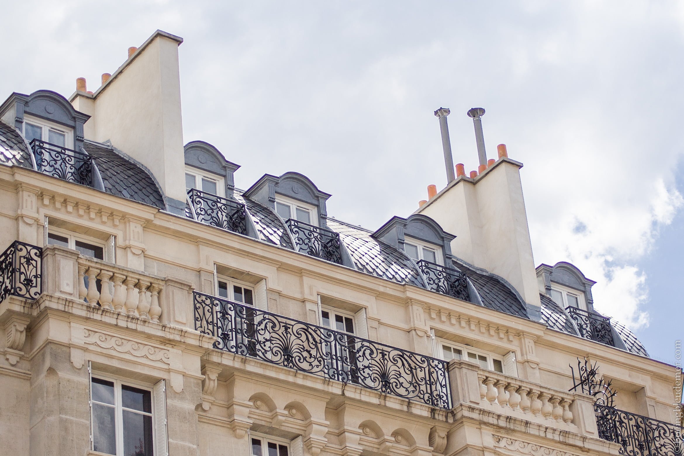 Immeuble parisien au toit de zinc
