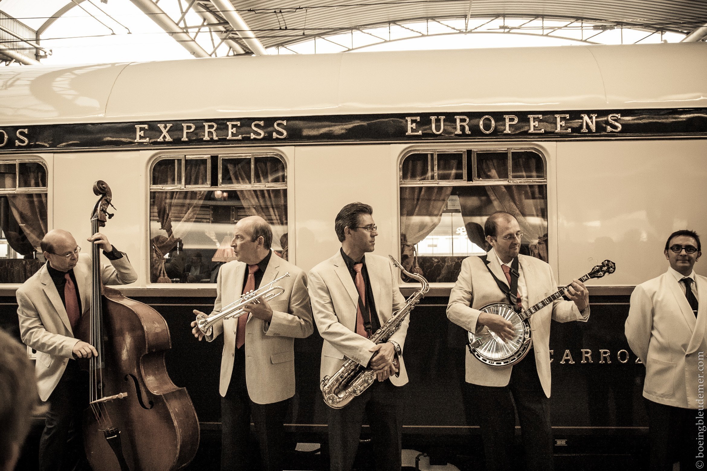 L'Orient Express à la gare de Bruxelles : musiciens