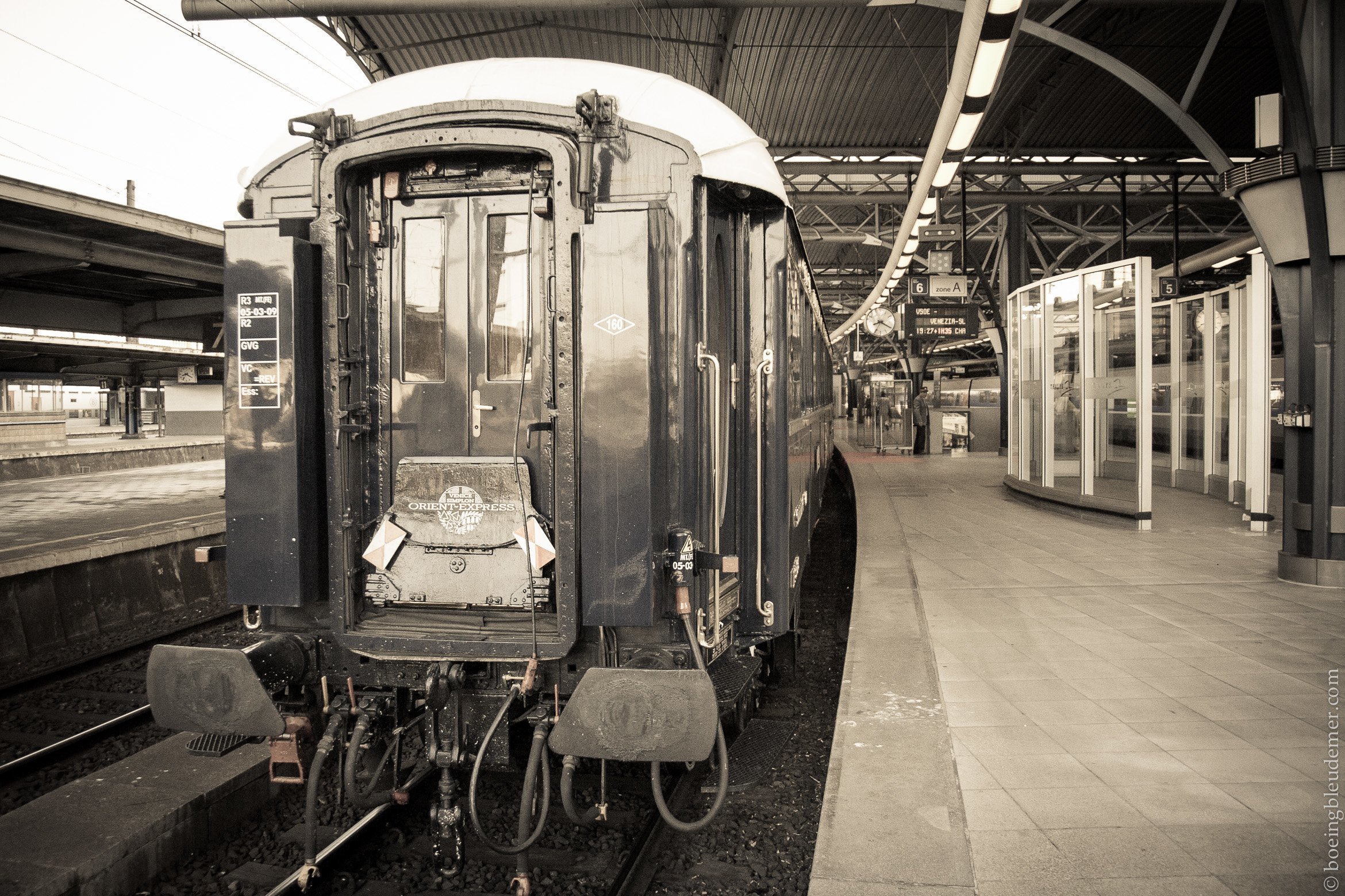 L'Orient Express à la gare de Bruxelles : train en gare