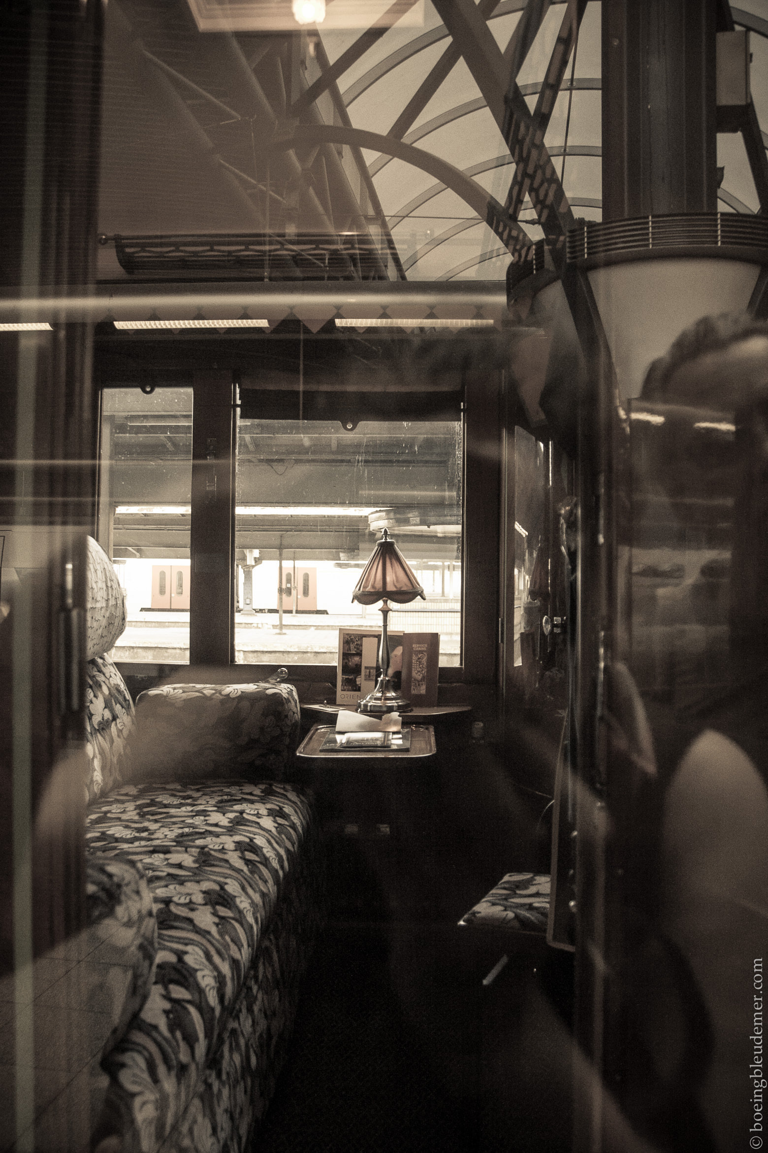 L'Orient Express à la gare de Bruxelles : wagon luxueux