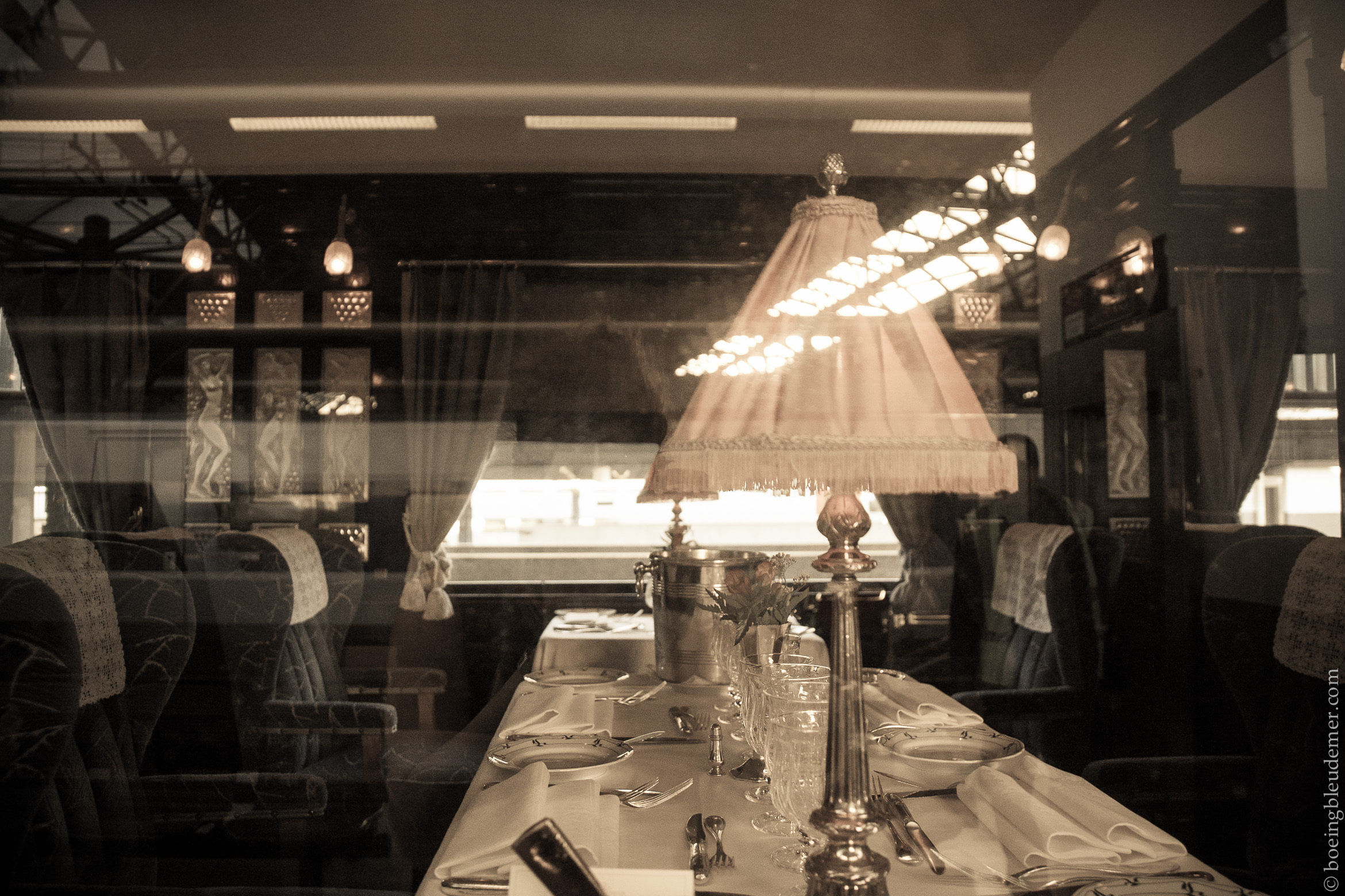 L'Orient Express à la gare de Bruxelles : wagon restaurant