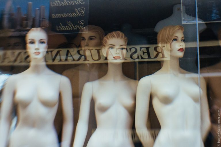 Mannequins dans une vitrine du Sentier, Paris