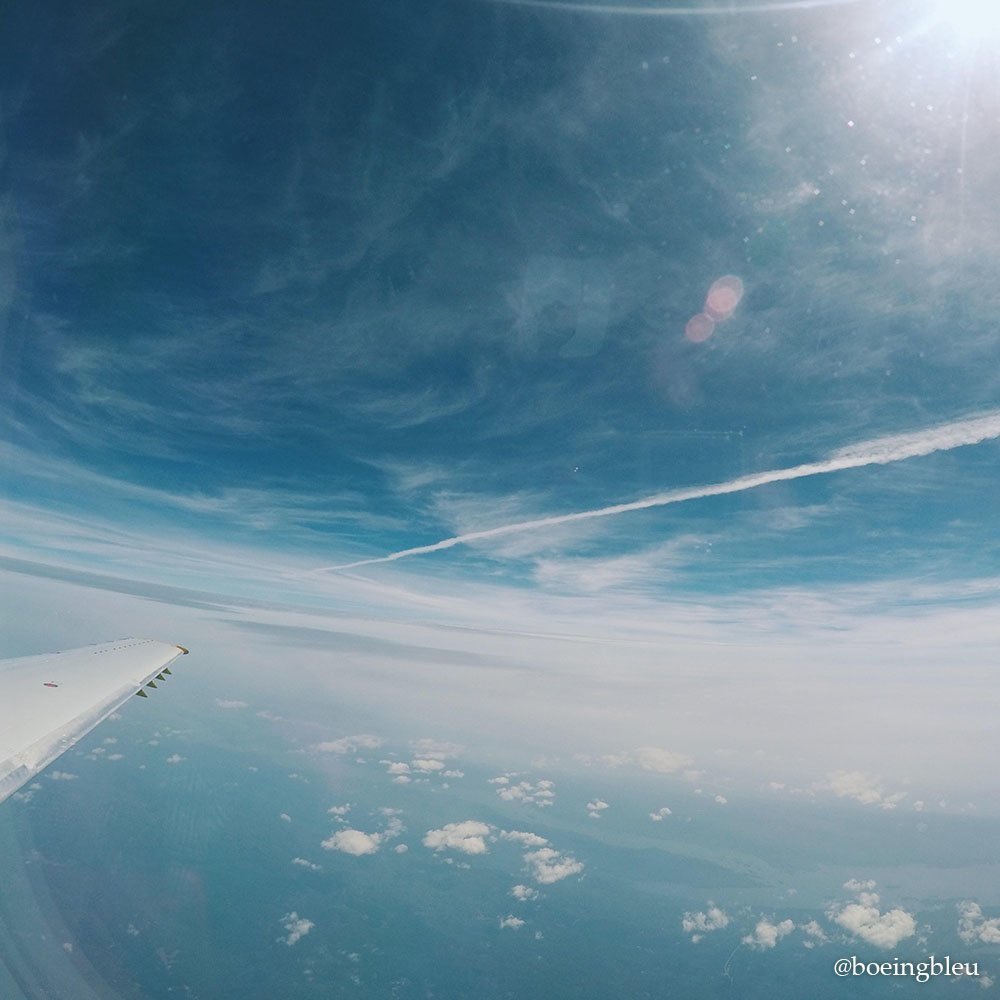Vue du ciel au travers d'un hublot d'avion.
