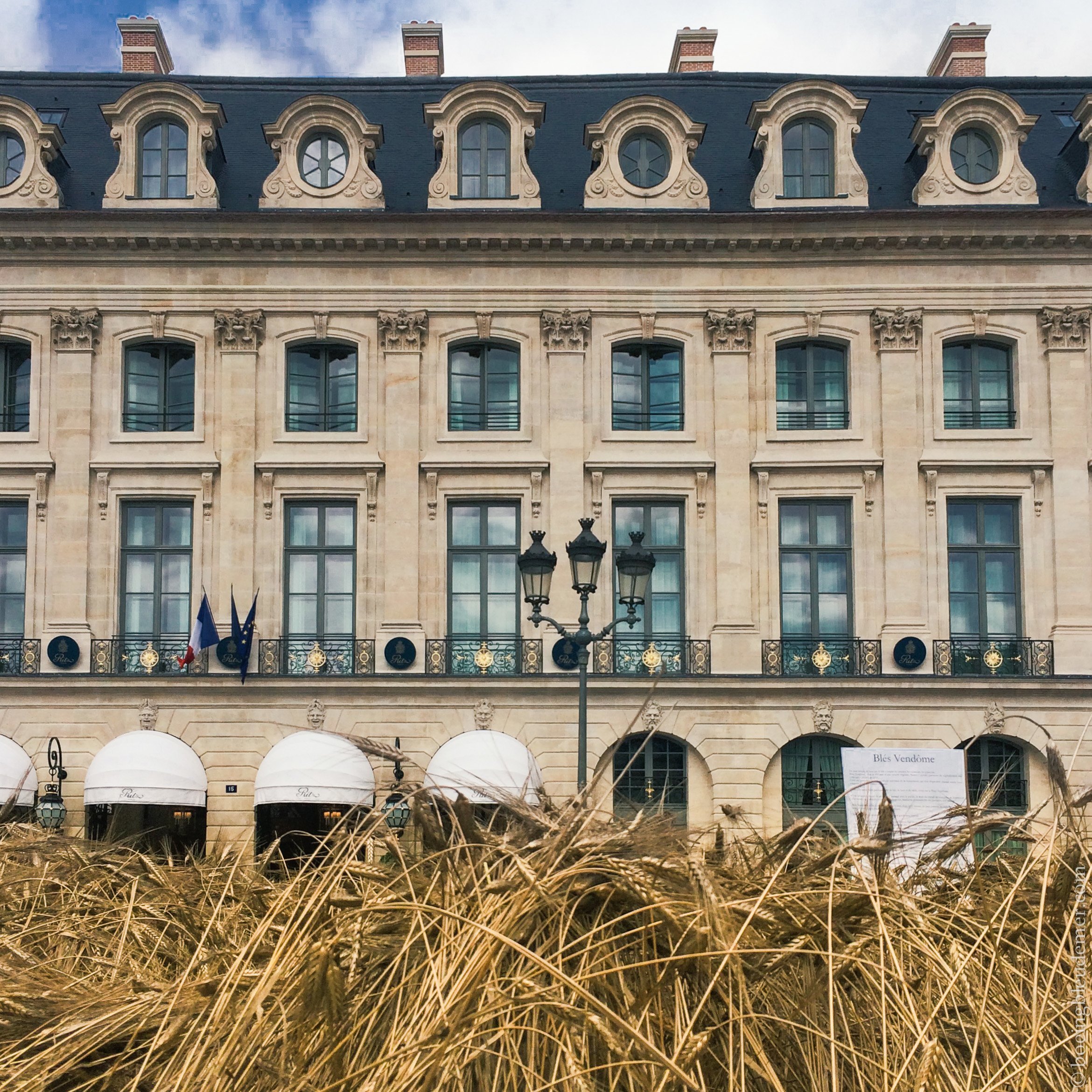 Nature Capital de Chanel devant le Ritz Paris