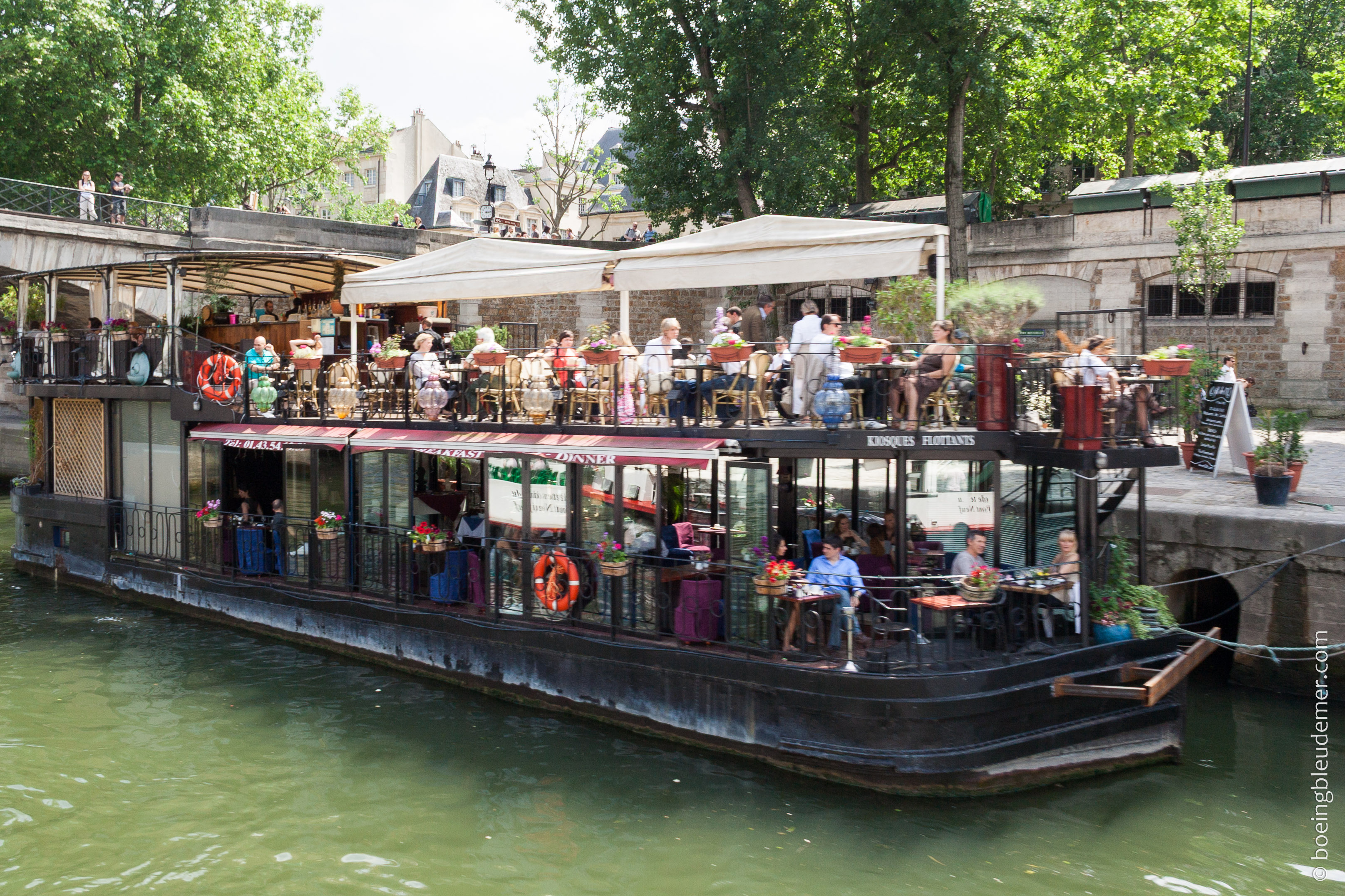 L'été est arrivé à Paris : apéro sur un bateau.