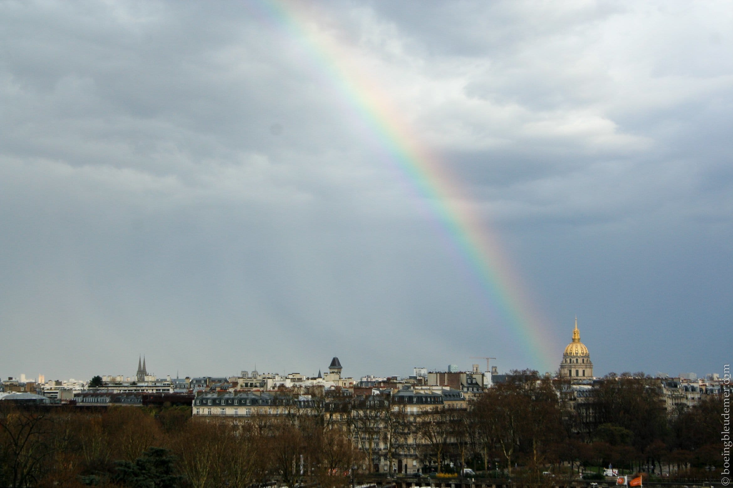 Arc-en-ciel pointant sur le dôme d'or des Invalides
