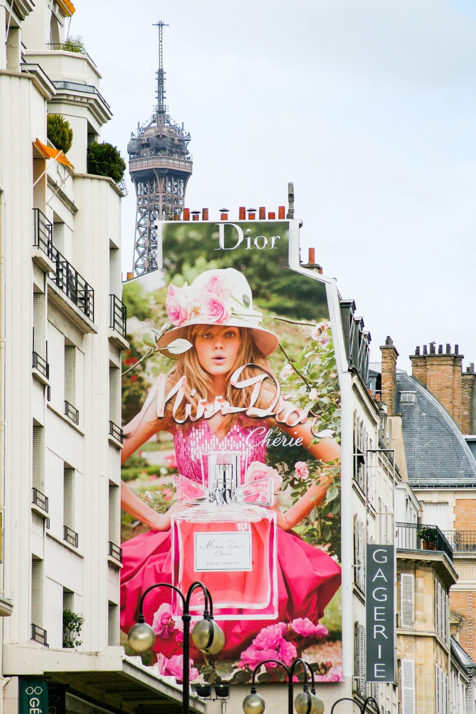 Paris: Miss Dior et la Tour Eiffel