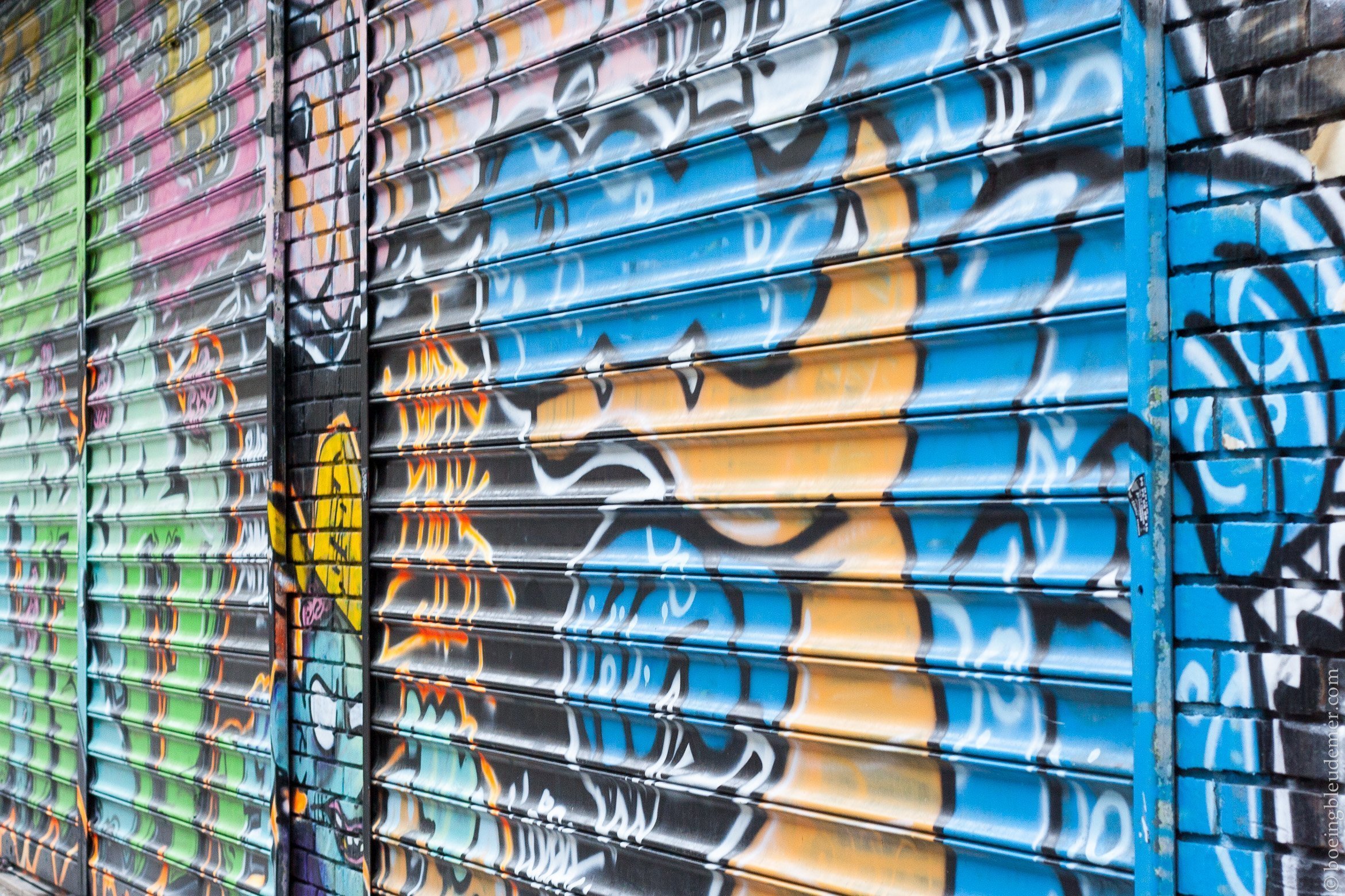 Street art sur la rue Dénoyez à Paris