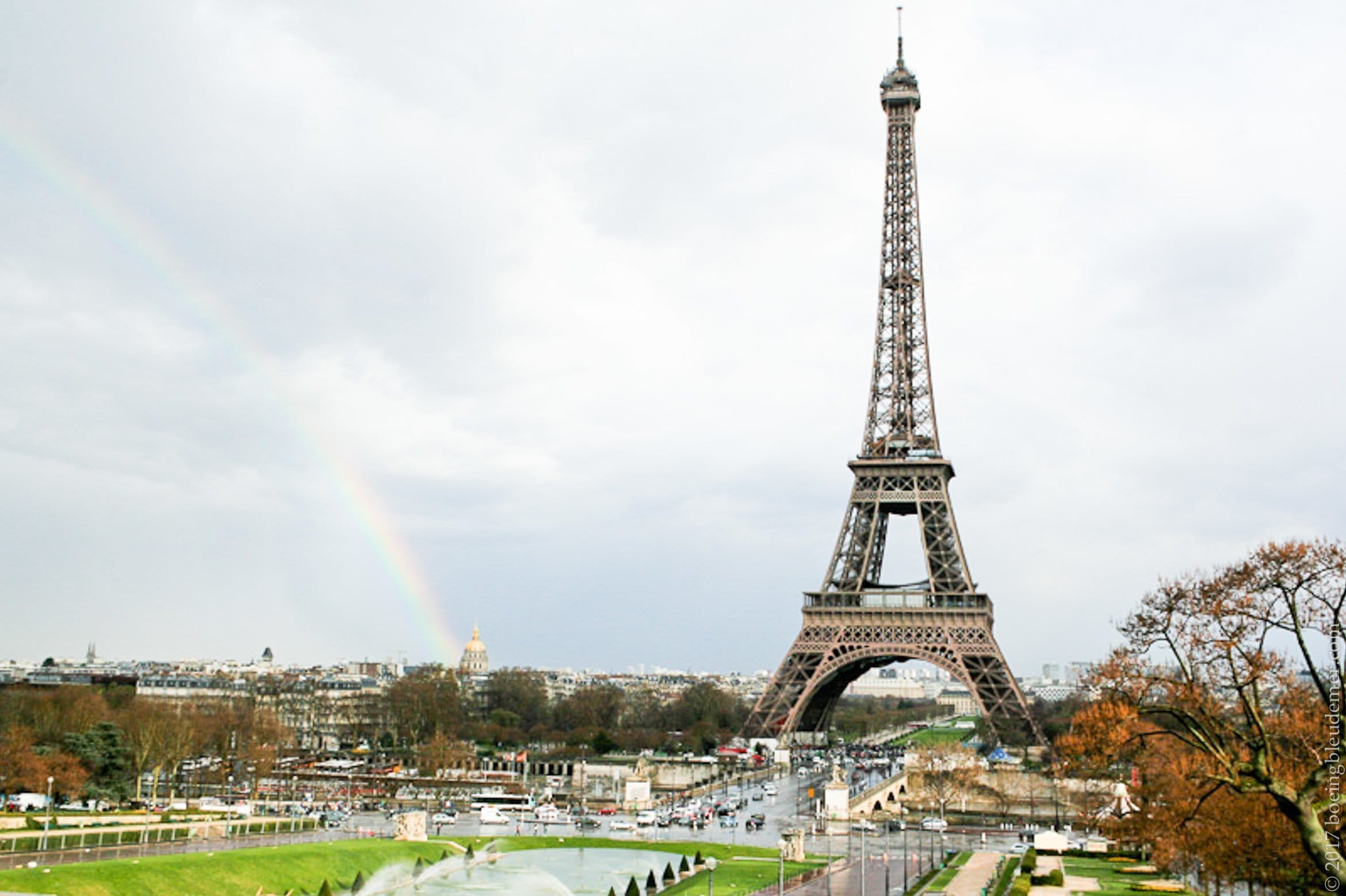 Tour Eiffel avec un arc-en-ciel