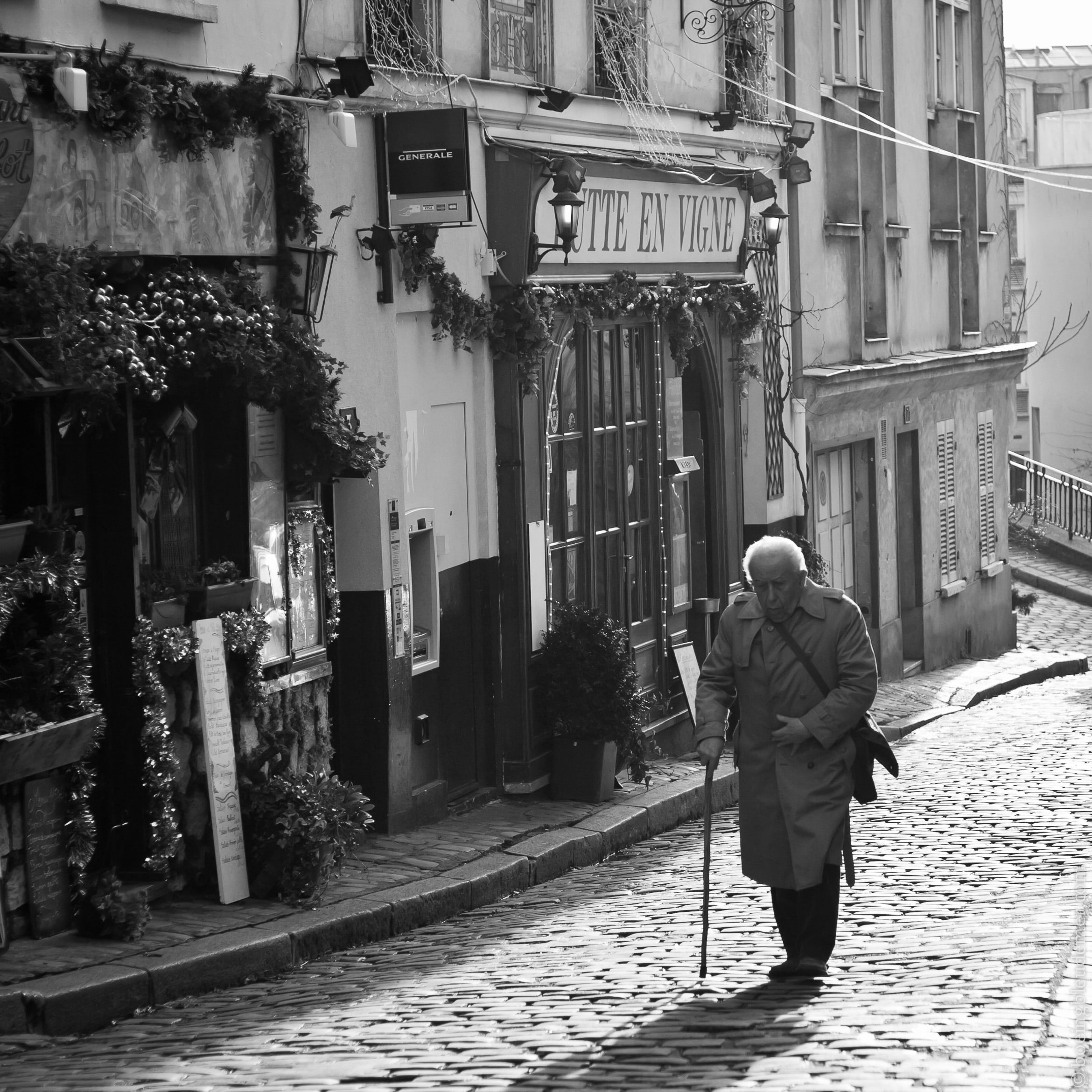 Vieil homme sur la bute Montmartre, Paris